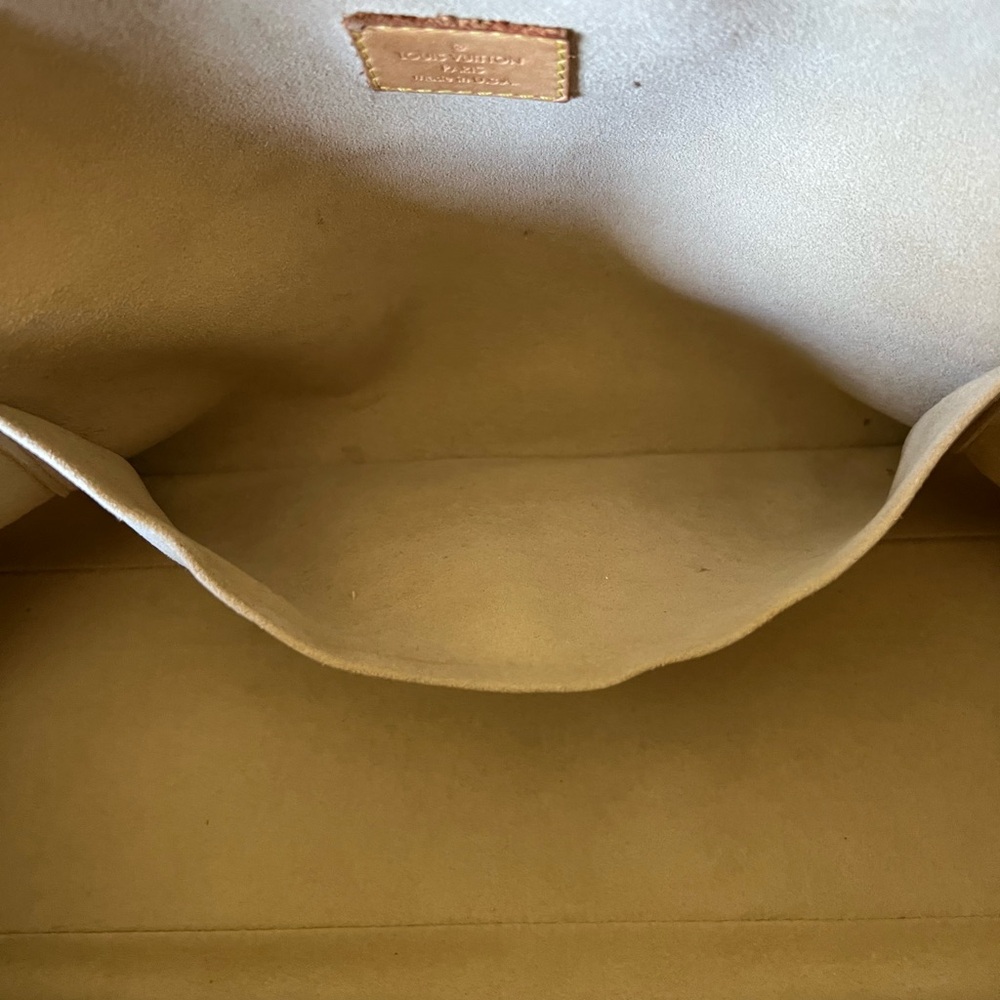 SOLD!!!
Louis Vuitton Manhattan GM with free gift bag charm and twillys. - Picture 3 of 5